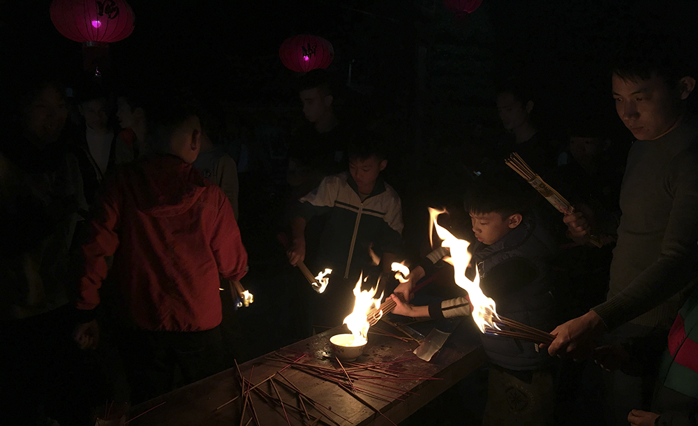 tục xin lửa đầu năm