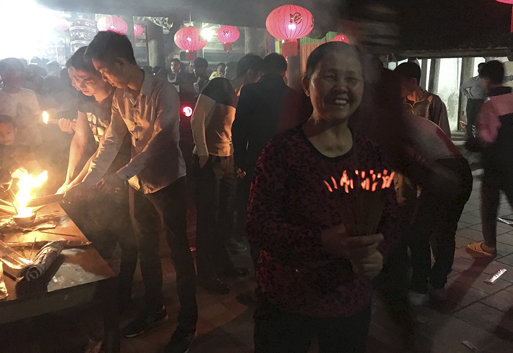 tục xin lửa cầu may