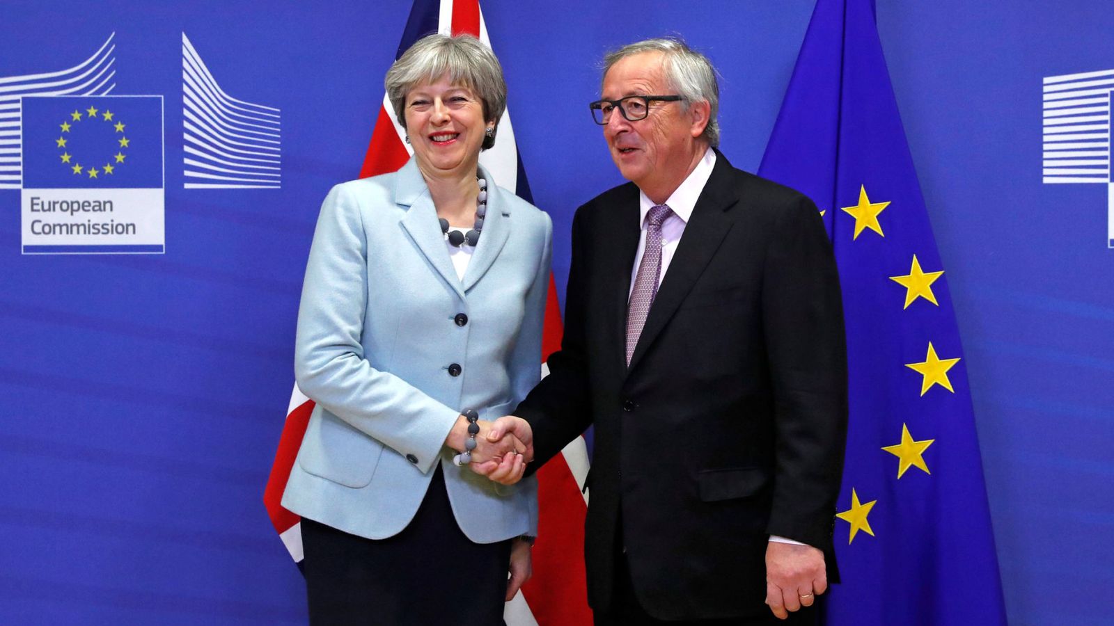 bà May và chủ tịch ec jean claude juncker