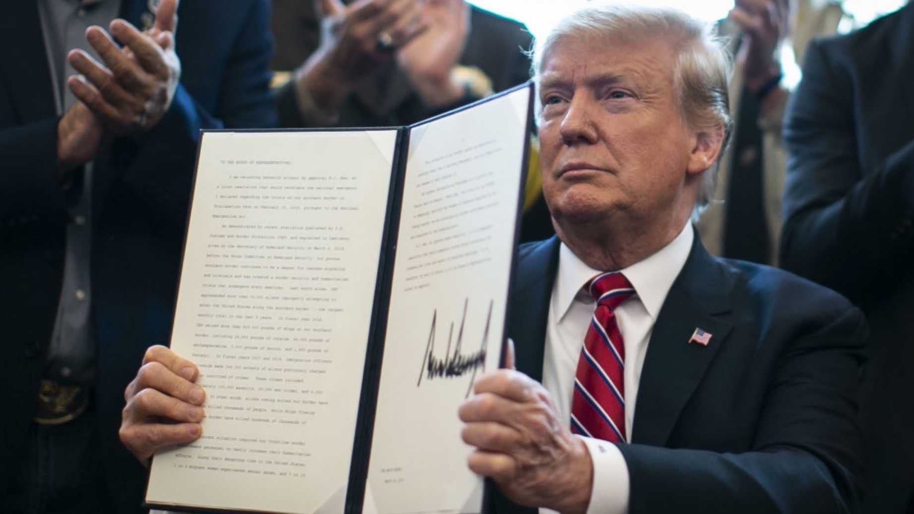 ông Trump ký phủ quyết