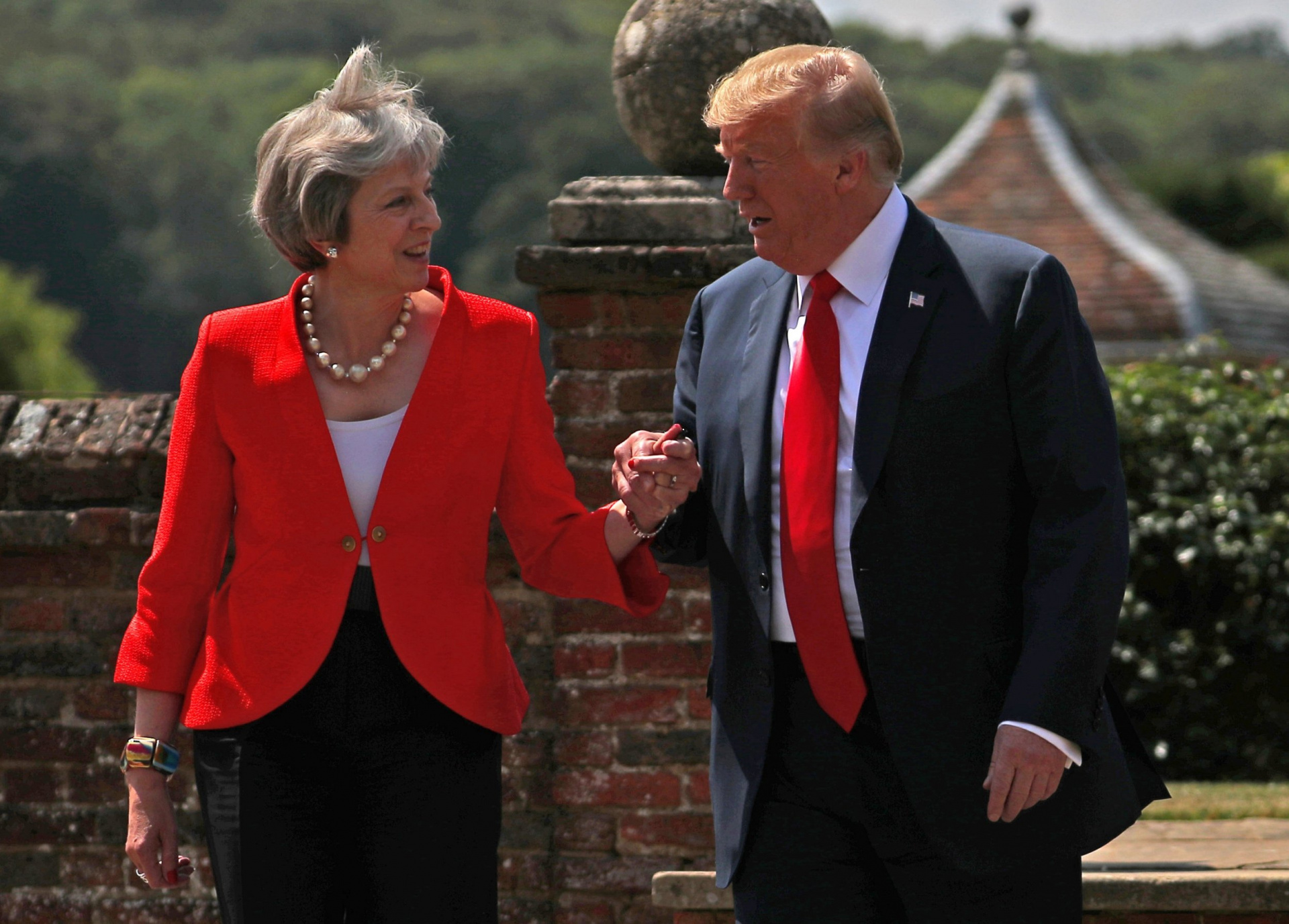 ông Trump và bà May