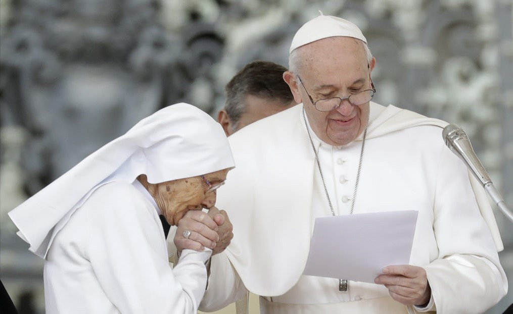 Giáo hoàng Francis đã cho phép tín đồ hôn lên nhẫn ngài