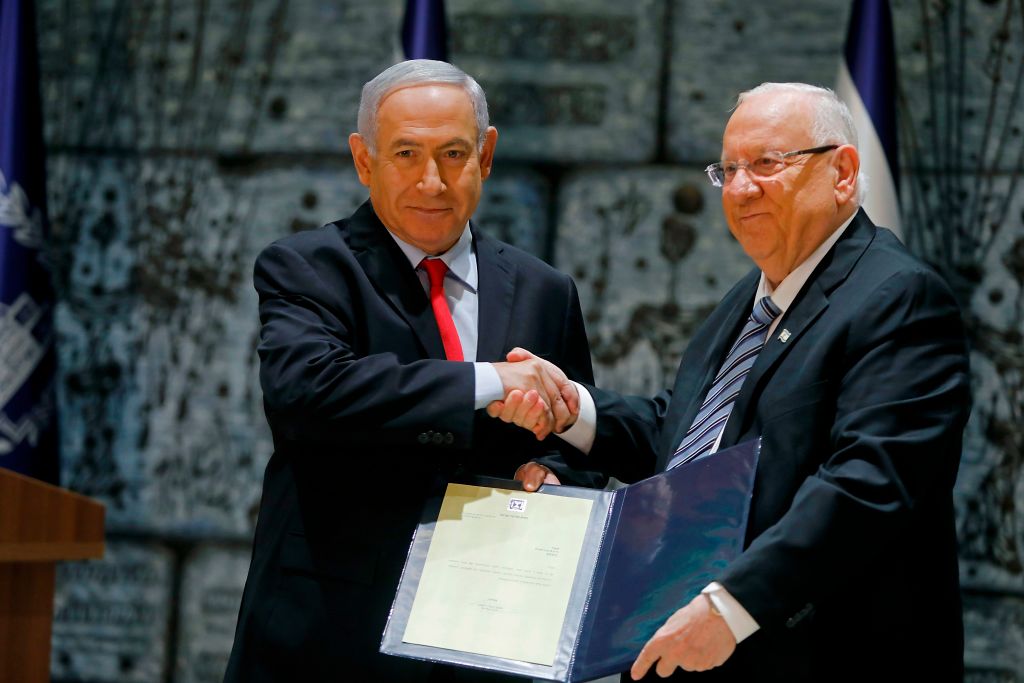 Tổng thống Israel Reuven Rivlin (phải)  trao quyền cho Thủ tướng Benjamin Netanyahu thành lập chính phủ mới