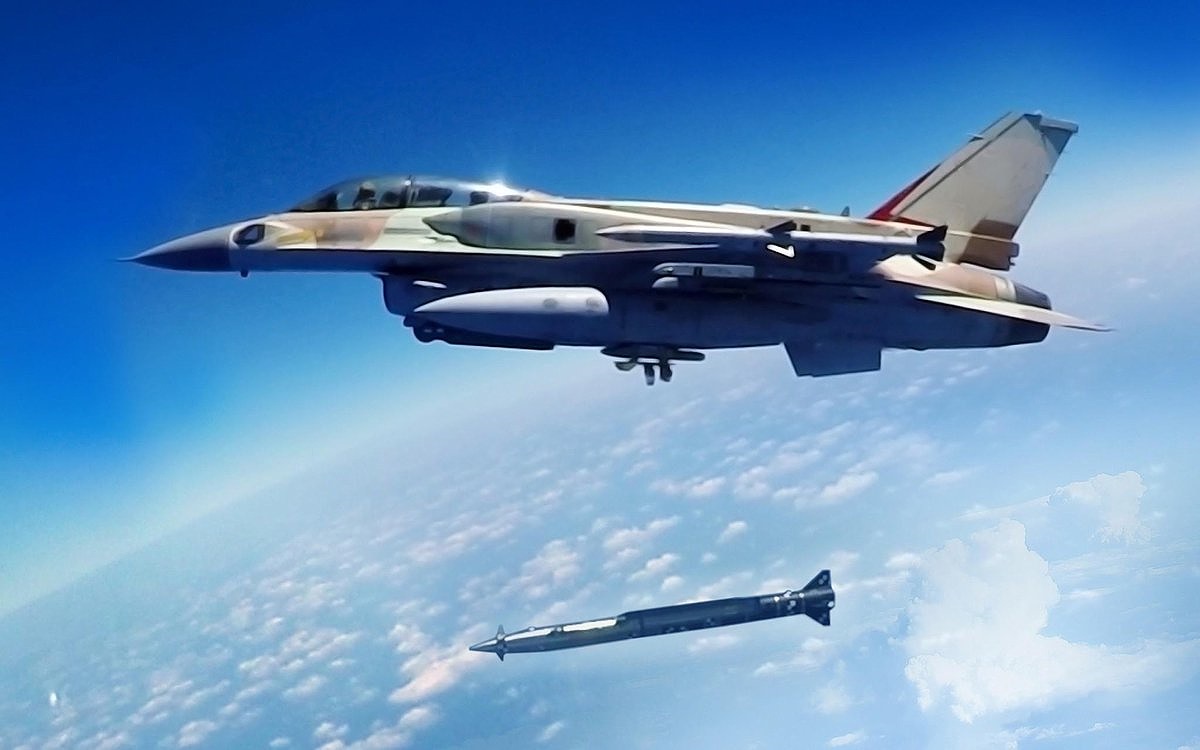 Máy bay F-16 phóng tên lửa từ trên không