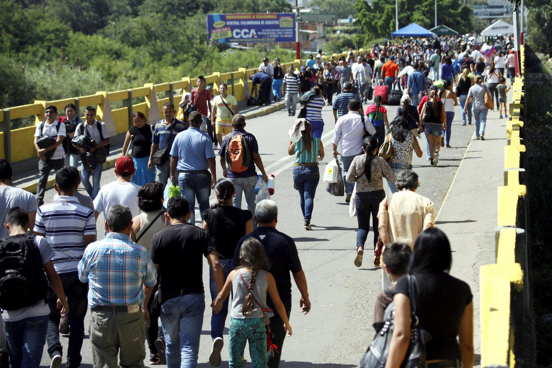 Dân Venezuela vượt biên sang Colombia