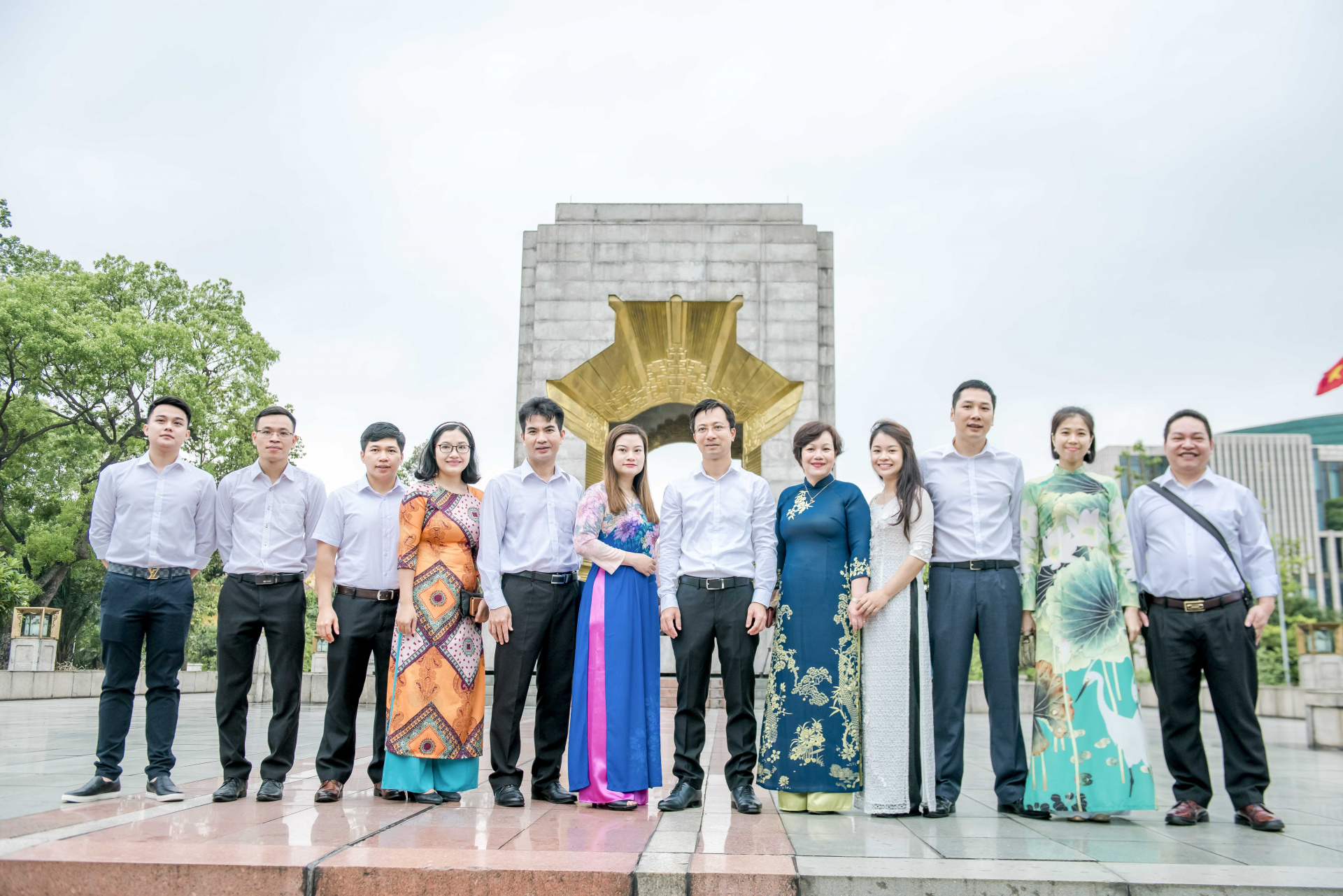 Đoàn đại biểu đại diện cho các đơn vị tiêu biểu của Trang Chủ Cwin Com | Link Bảo Mật Cao 100%, các cá nhân tiêu biểu đã có những thành tích, đóng góp trong triển khai thực hiện Cuộc vận động thực hiện nghi thức Báo công dâng Bác