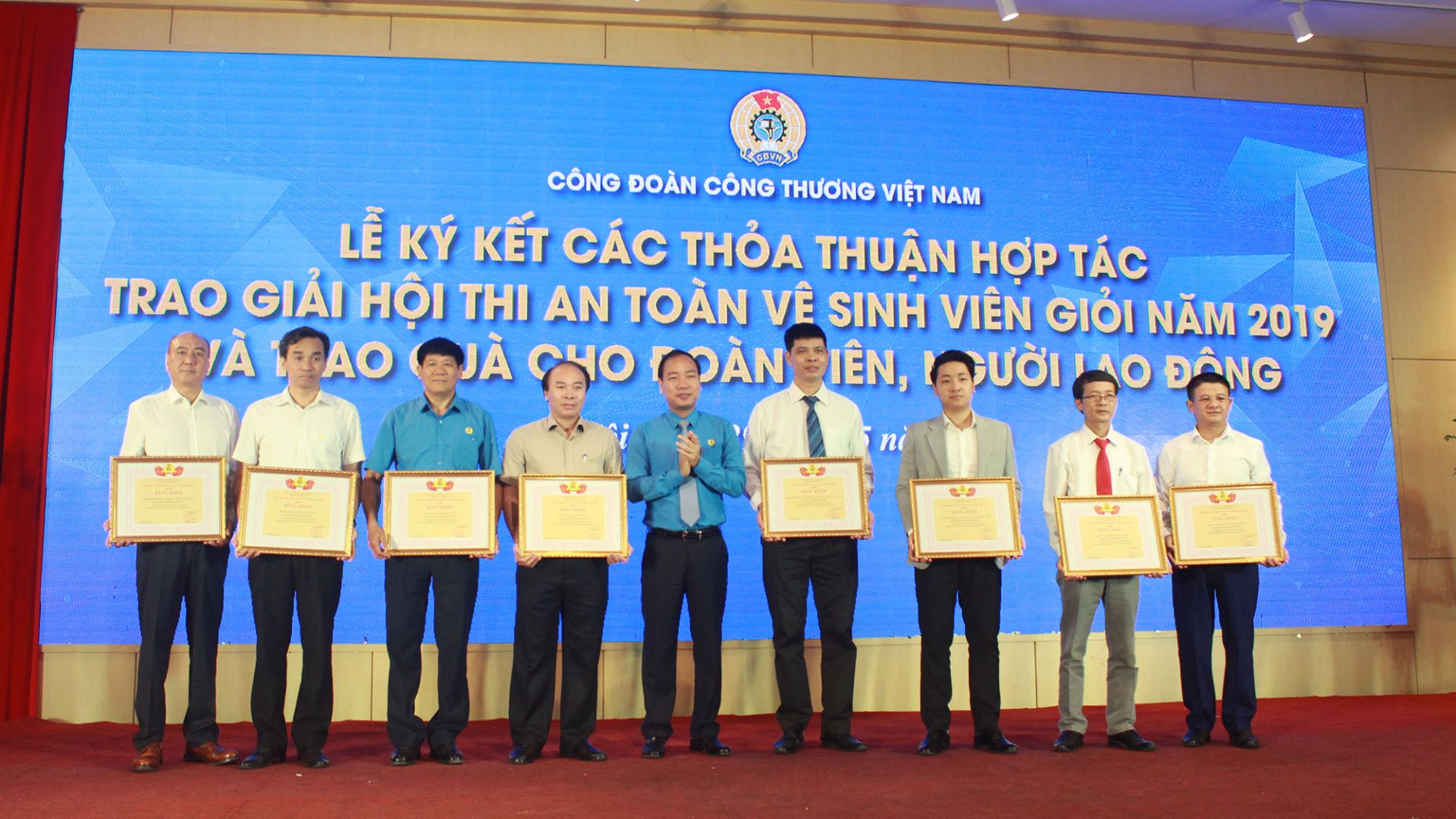 trao quà cho công nhân Nền tảng hàng đầu cung cấp Cwin com có hoàn cảnh khó khăn 