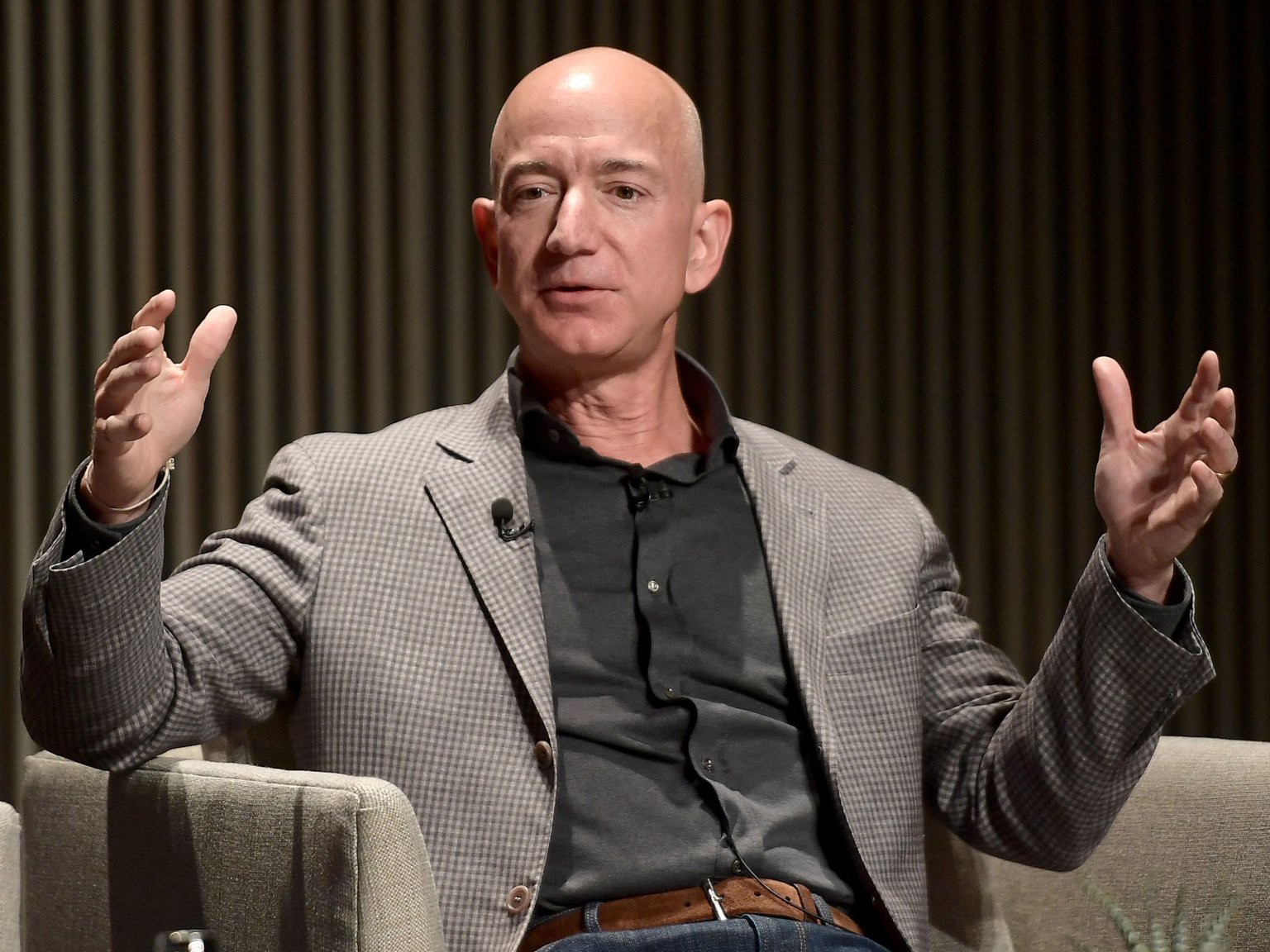 Theo Forbes, bố mẹ của tỷ phú giàu nhất thế giới Jeff Bezos cũng có nhà tại đây. Năm 2012, gia đình Bezos có một căn nhà trị giá 20 triệu USD ở khu dưới của Núi Tỷ phú, còn ông bà của tỷ phú Michael Dell cũng sở hữu một căn nhà 10,5 triệu USD ở khu trên.