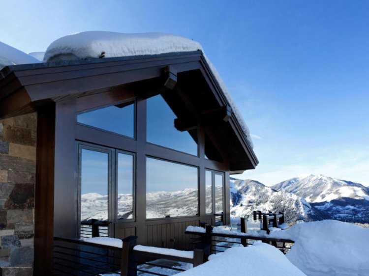 Năm 2014, căn nhà có tên Summit House, nằm trên diện tích 2,4 hecta, tại đây được rao bán với giá 65 triệu USD, đắt nhất tại bang Colorado khi đó, Hiện căn nhà này có giá khoảng 39,5 triệu USD.