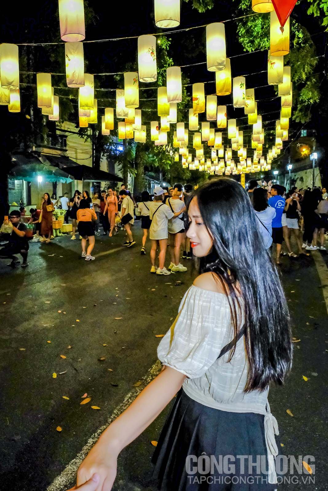 Một cô gái đến từ Bắc Ninh, chụp ảnh tại phố đèn lồng Phùng Hưng