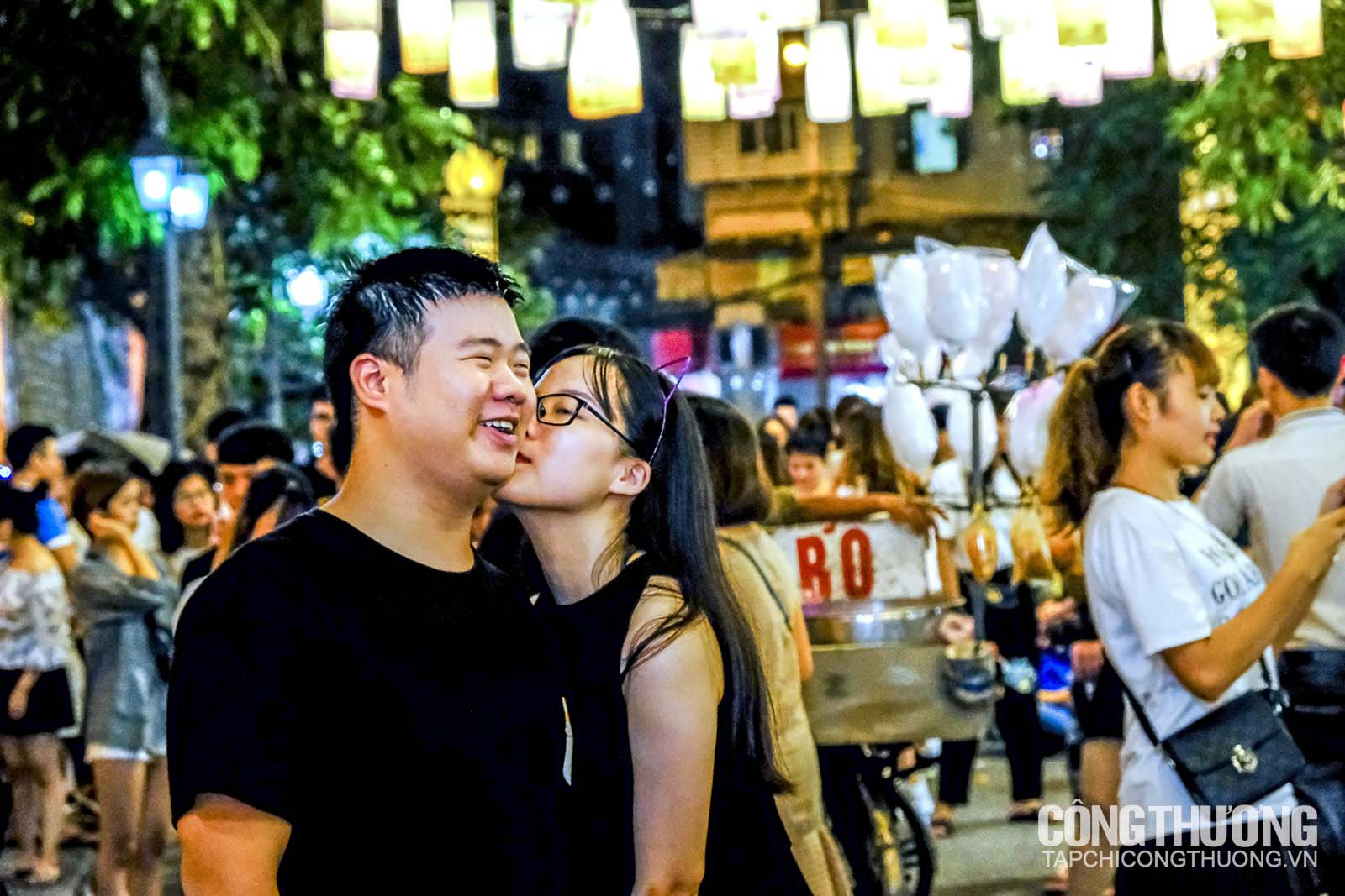 Hồn nhiên trao nhau nụ hôn