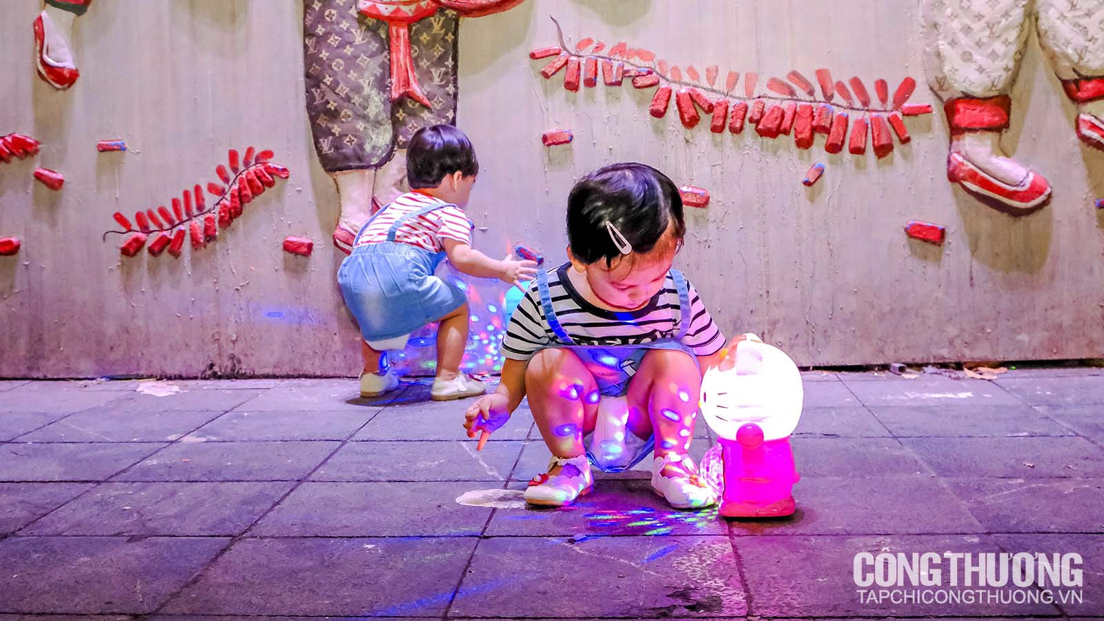 Những kiểu check in ngộ nghĩnh tại phố đèn lồng Trung thu 2019