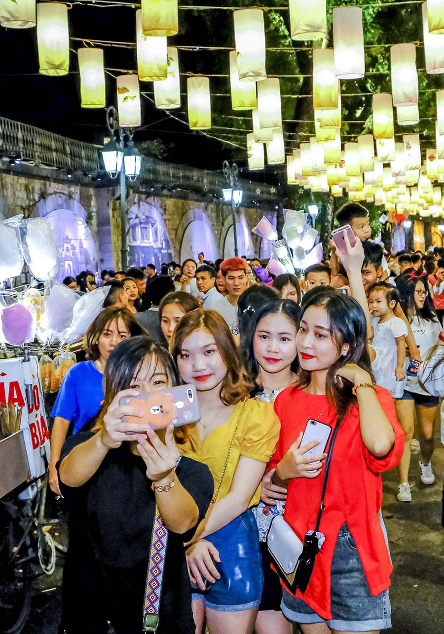 Nhiều bạn trẻ đến check-in tại phố đèn lồng mới lạ của Hà Nội dịp Trung thu năm nay
