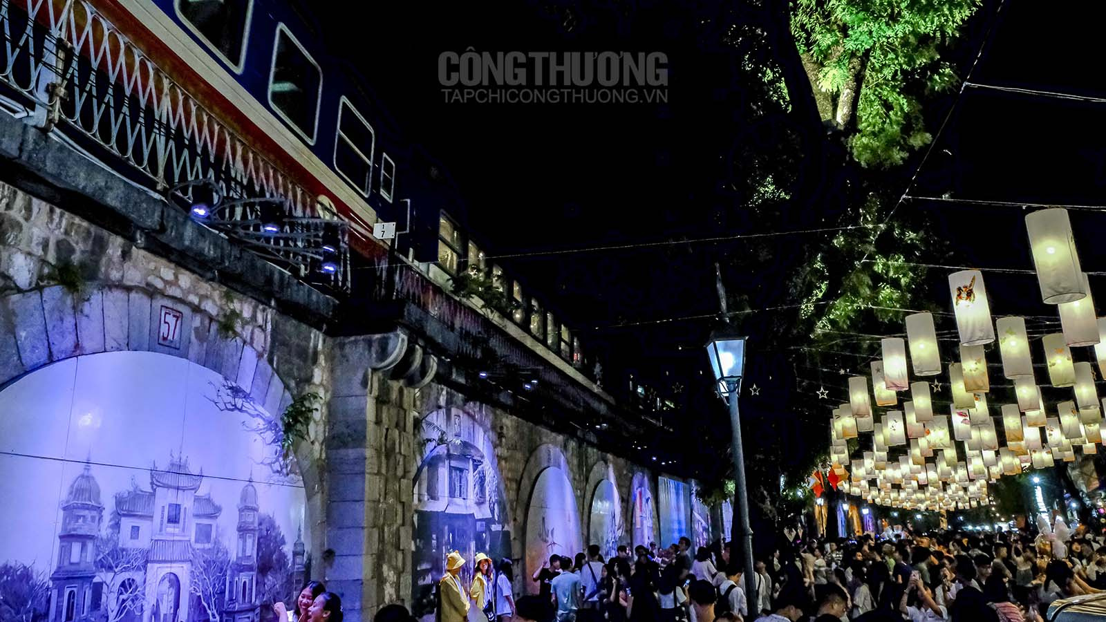 Tình cờ bắt gặp chuyến tàu cuối trong ngày chạy qua phố đèn lồng Bích Họa - Phùng Hưng