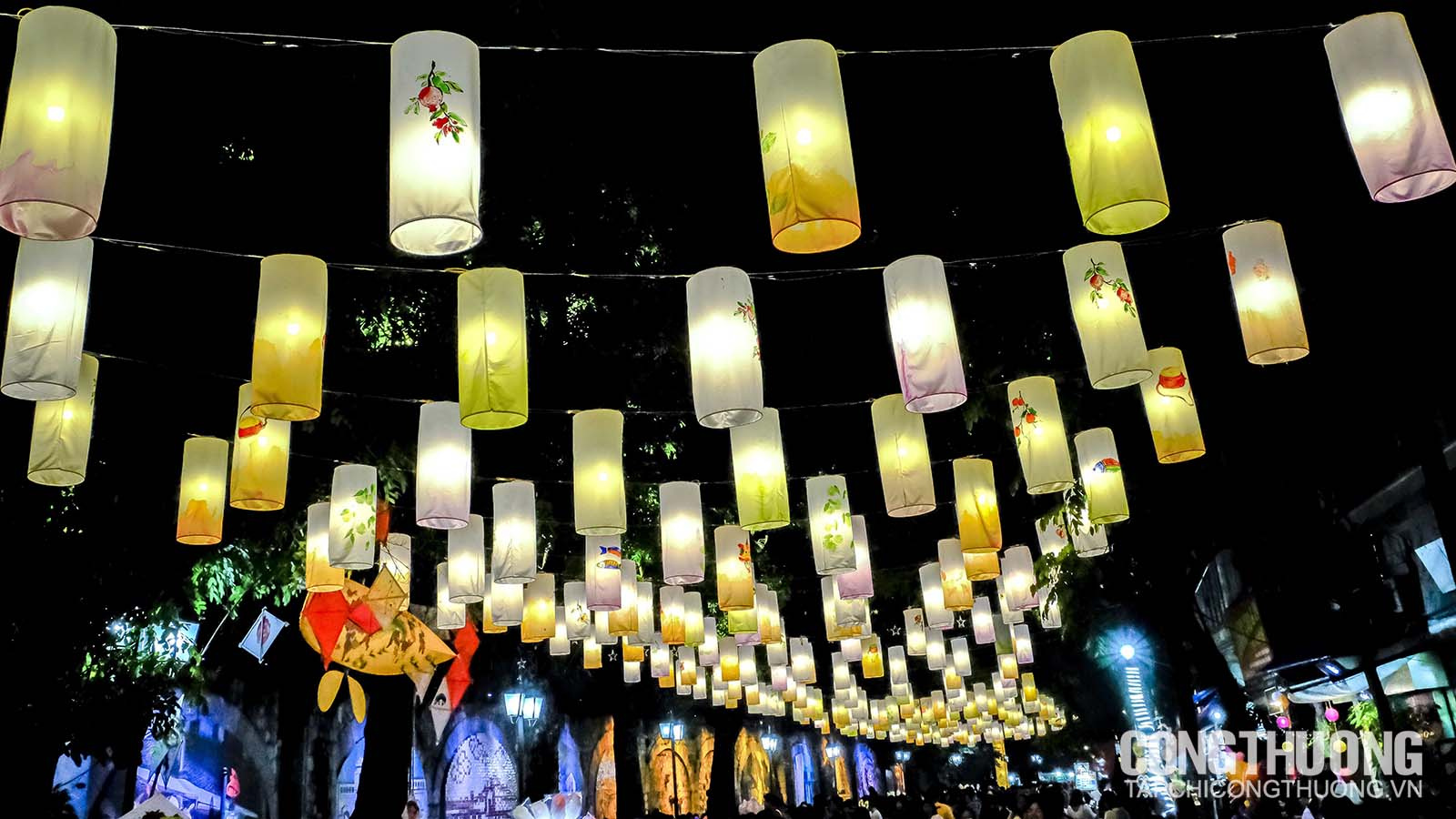 Phố đèn lồng nổi bật trong đêm