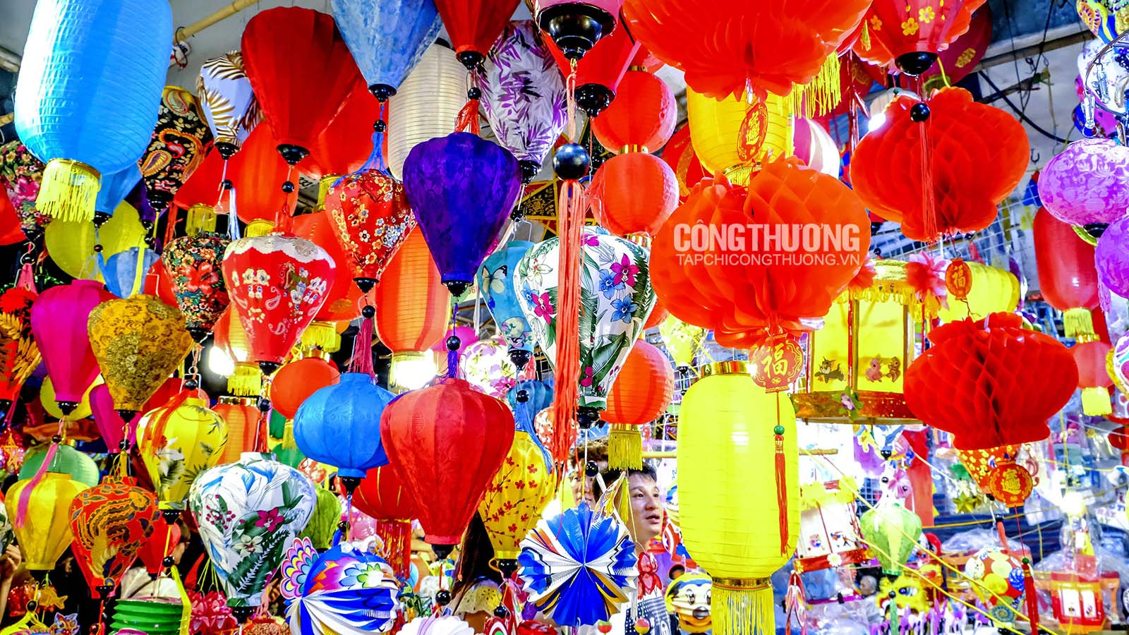 Đèn lồng được bầy bán trên phố hàng Mã
