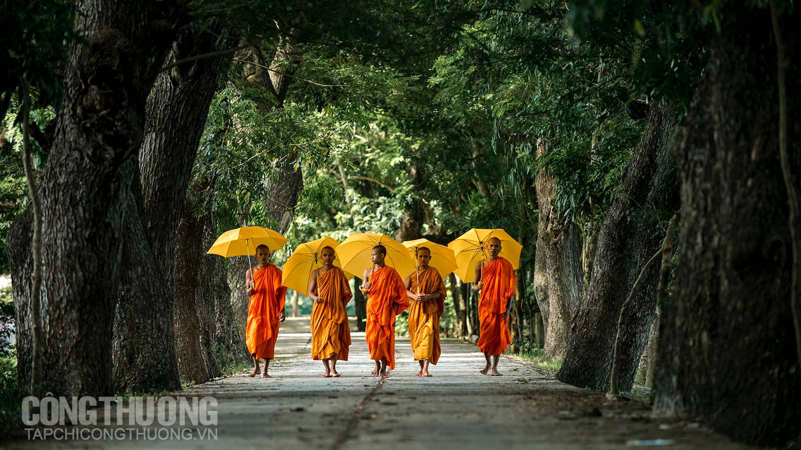 Các nhà sư Châu Đốc ở trong trang phục văn hoá Chăm