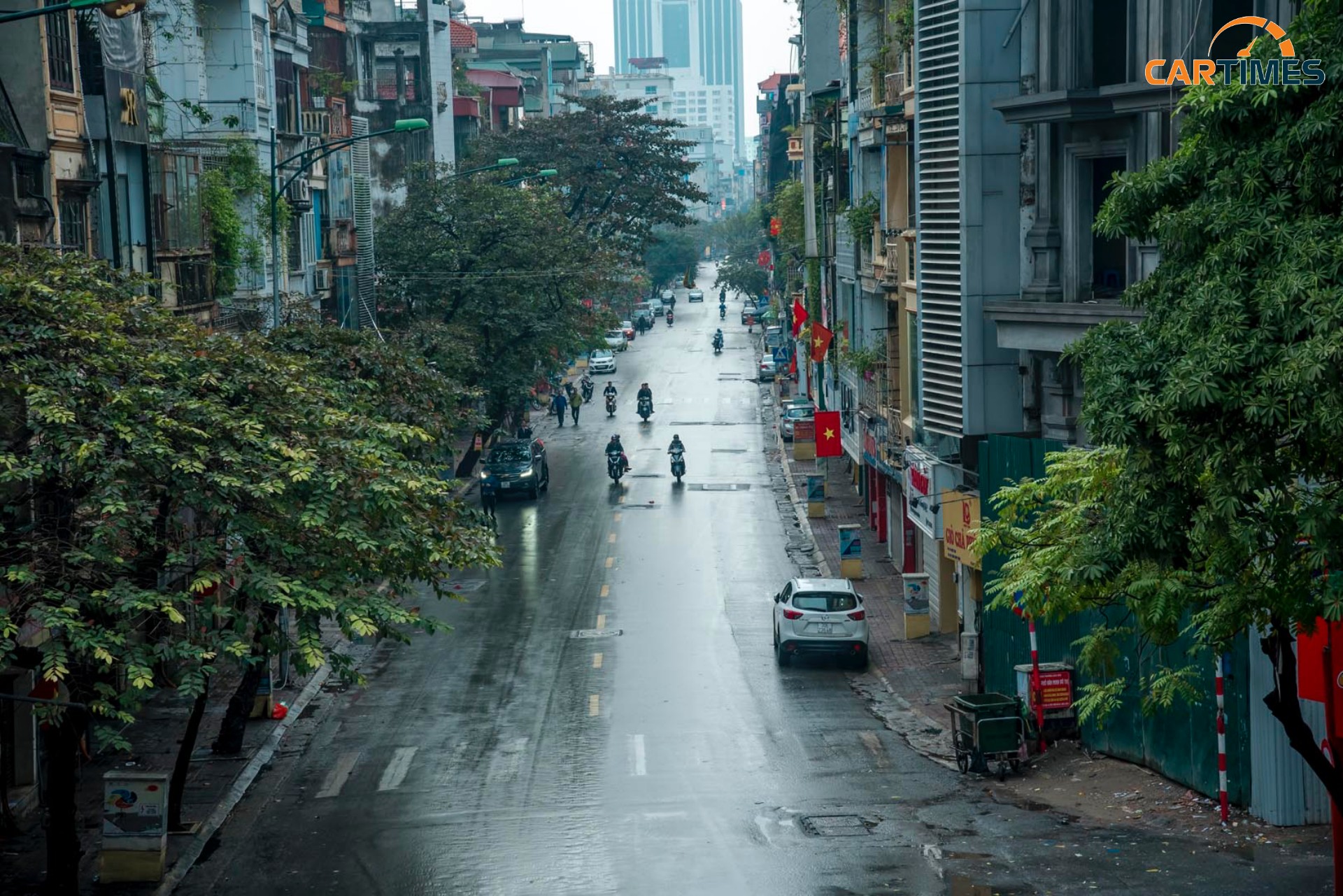 Phố Bạch Mai không tấp nập như ngày thường