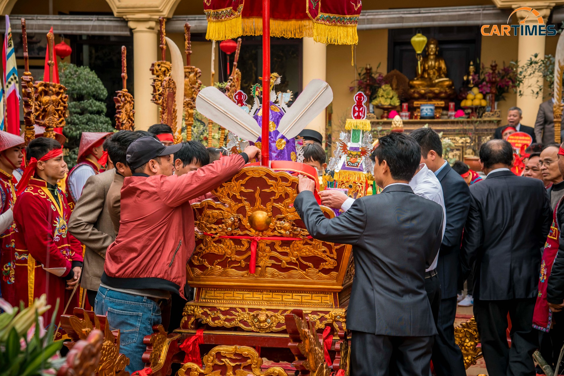 Kiệu mũ được tháo ra để mang lên dâng