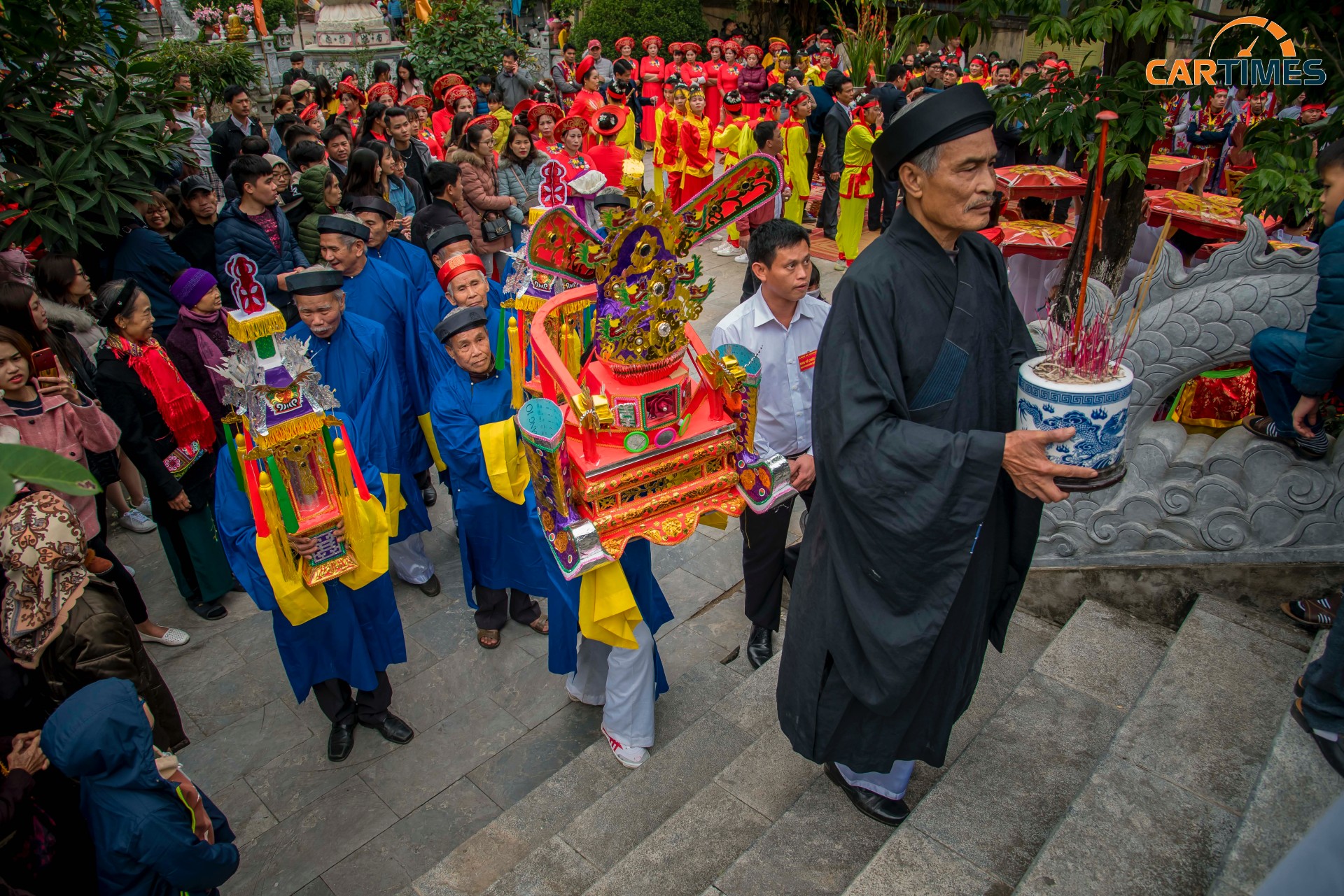 Đoàn dâng cỗ mũ lên chùa Già Lê