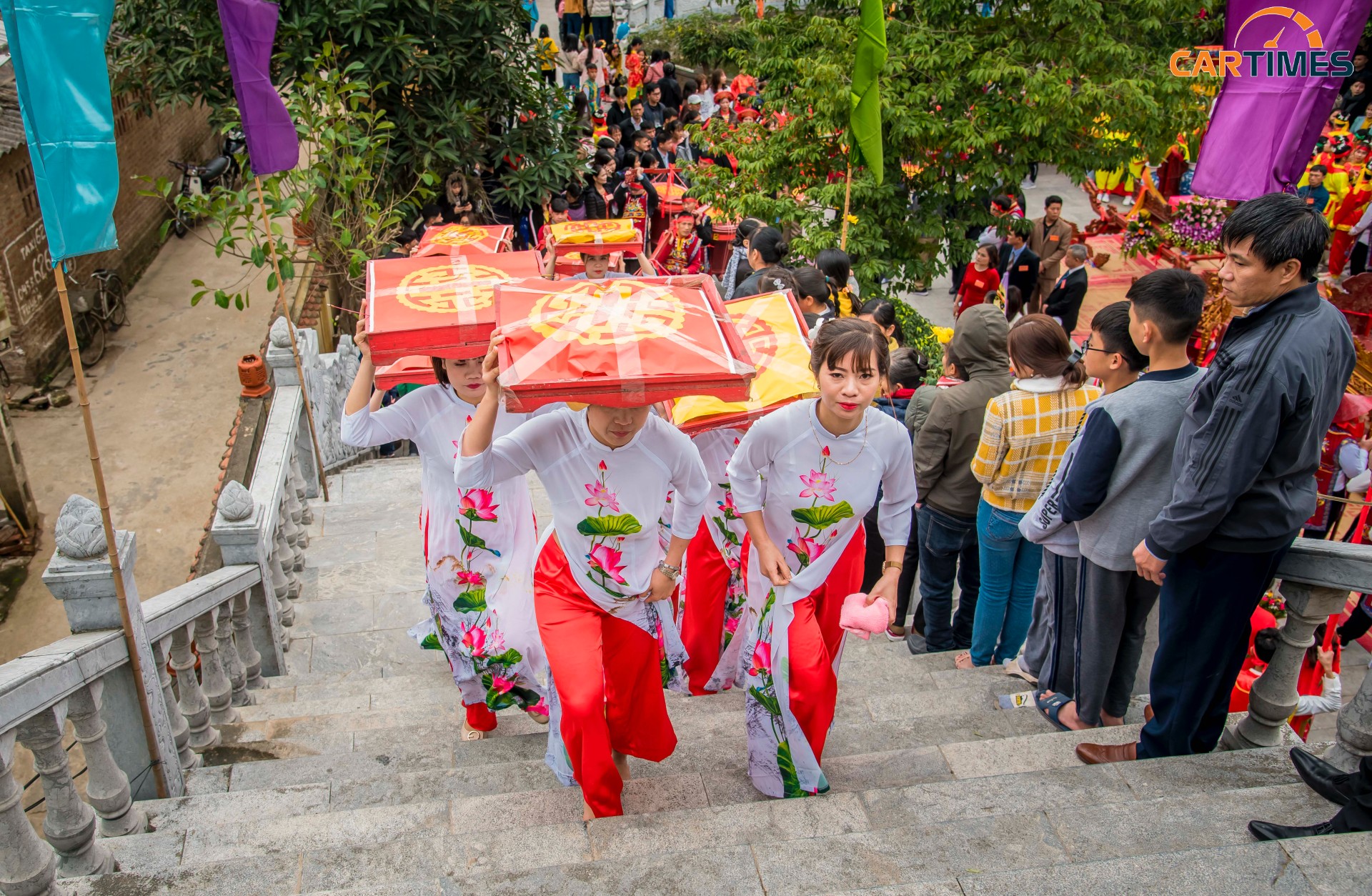 Đội dâng bánh dày lên chùa Già Lê