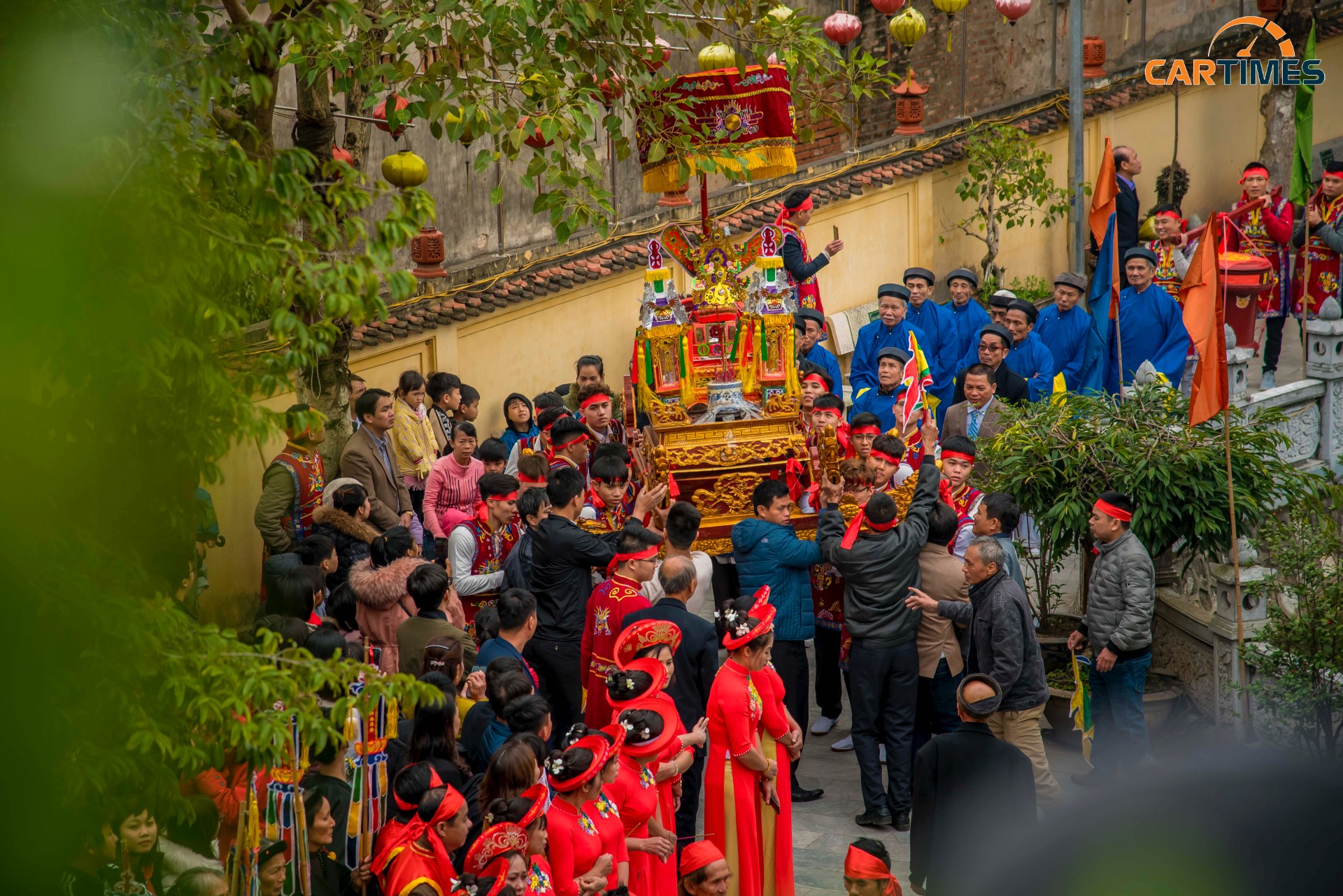 Kiệu mũ quan Thái Phó do 8 thanh niên to khoẻ trong làng đảm nhiệm