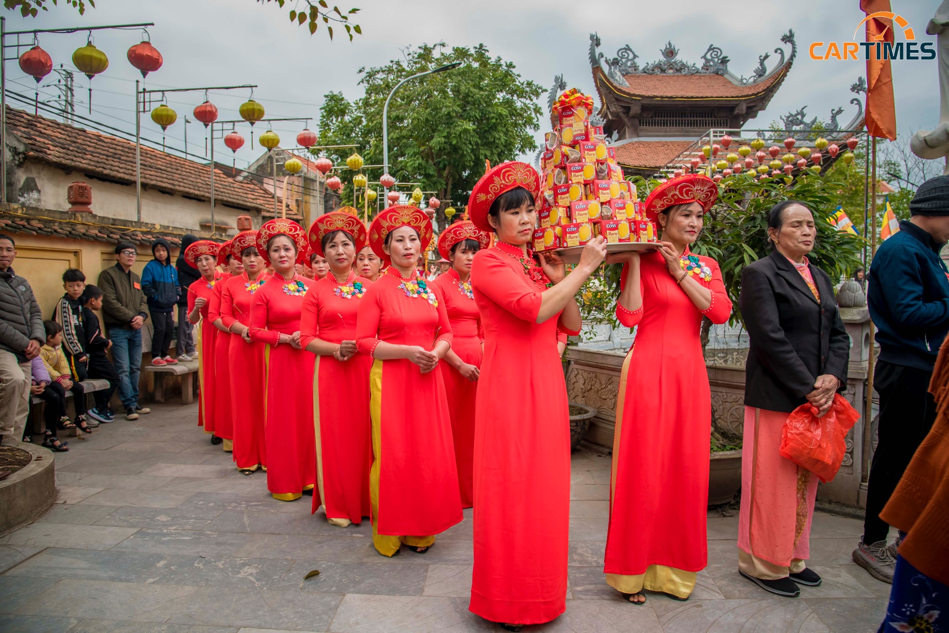 Đoàn dâng hương gồm những phụ nữ đã có gia đình