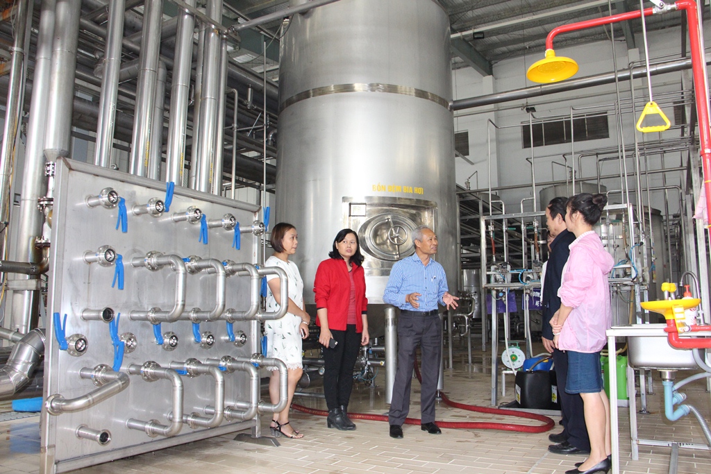 Tổ chuyên gia tham quan Công ty CP Bia Sài Gòn Phú Thọ (Phú Thọ) – đơn vị phối hợp thực hiện đề tài.