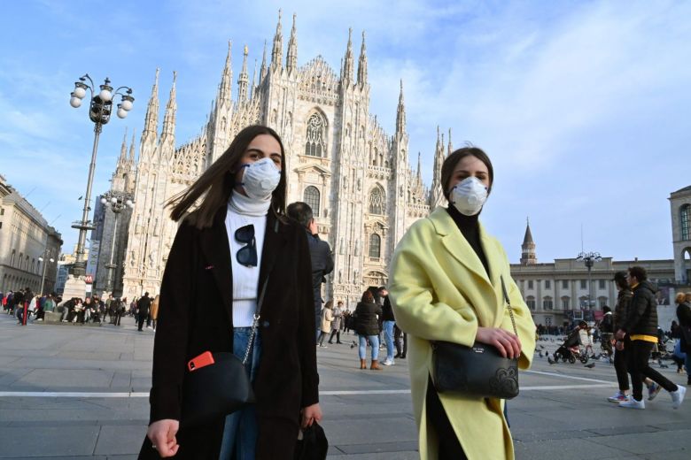Số ca tử vong mới trong ngày ở Italy đã vượt Trung Quốc với 41 trường hợp trong 24 giờ qua (ảnh: Nữ du khách đeo khẩu trang tại Italy) 