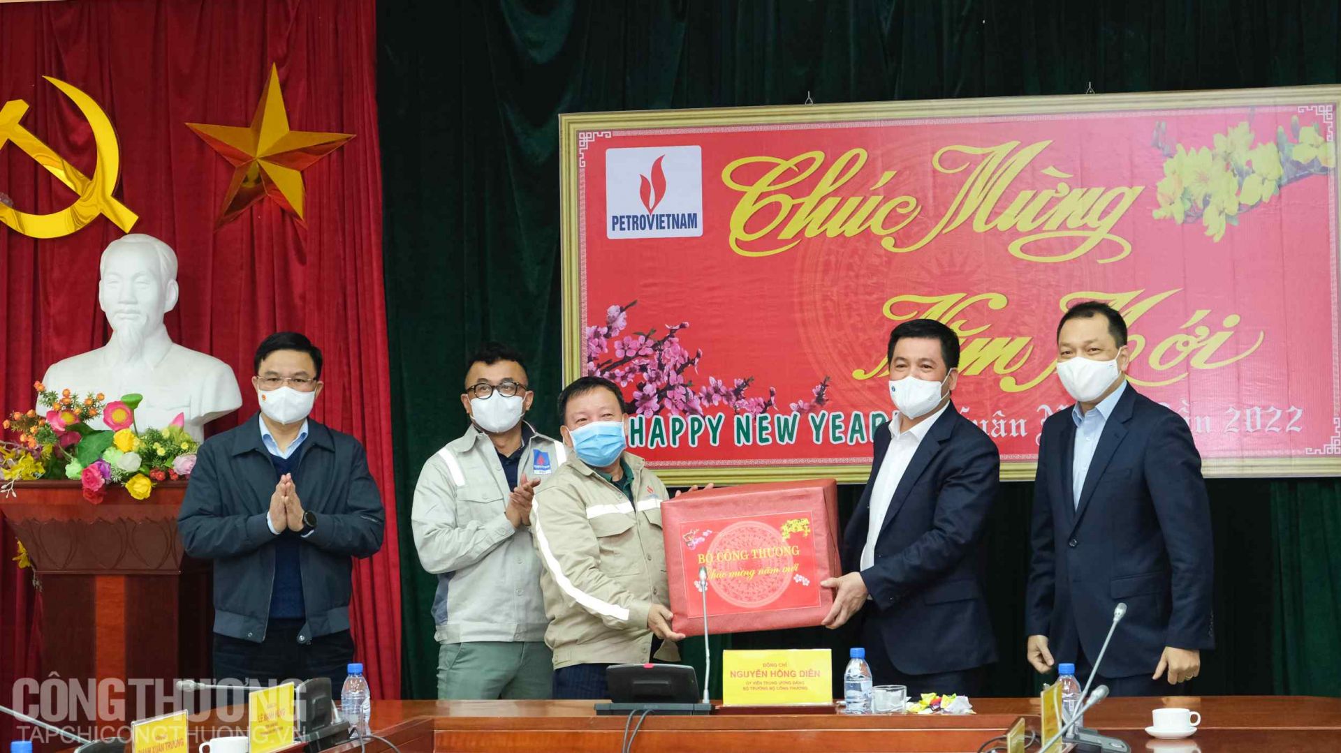 Lãnh đạo Cwin63 sân chơi đỉnh cao tặng quà động viên những nỗ lực của đội ngũ triển khai dự án