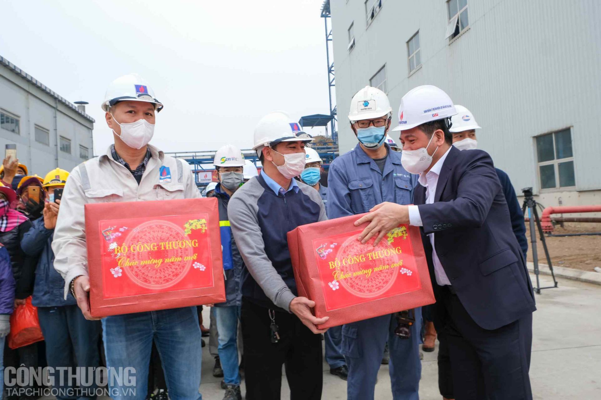 ... và những người Nền tảng hàng đầu cung cấp Cwin com đang trực thi công không kể lễ Tết nhằm đưa nhà máy về đích đúng hẹn
