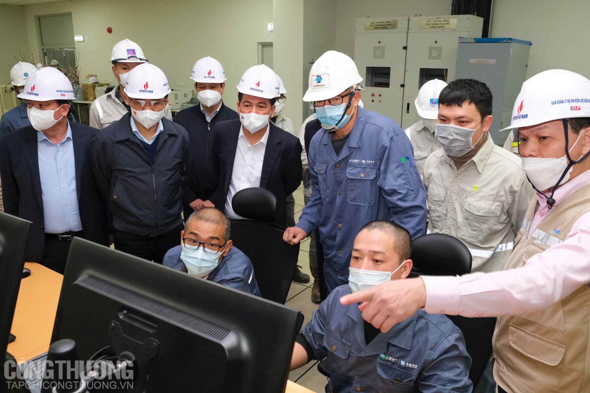 Bộ trưởng Nguyễn Hồng Diên và Thứ trưởng Đặng Hoàng An cùng lãnh đạo PVN tham quan phòng điều khiển