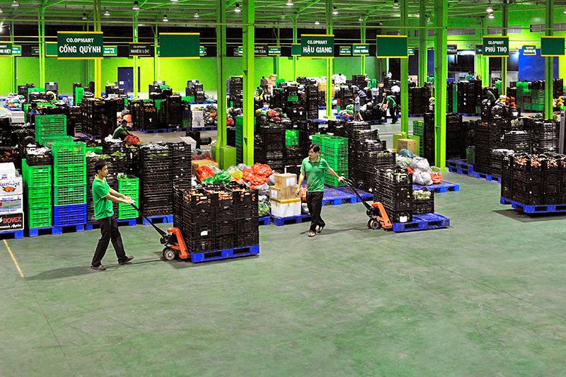 Tác giả Nguyễn Kiến Trương với tác phẩm “Hàng hóa dồi dào trong siêu thị Co-op mart"