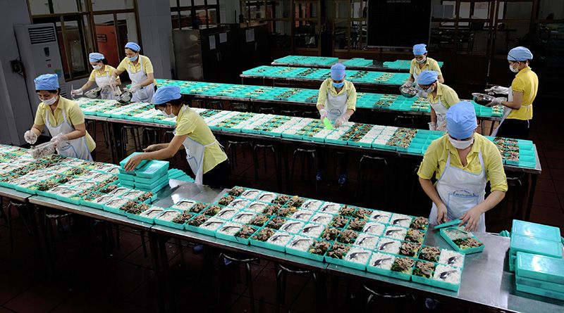 Tác giả Phạm Cường với tác phẩm “Chuẩn bị cơm cho những người thợ mỏ" 