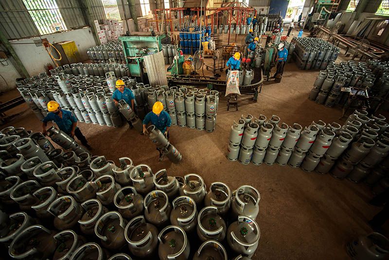 Tác giả Hoàng Trọng với tác phẩm “Sản xuất vỏ bình ga"