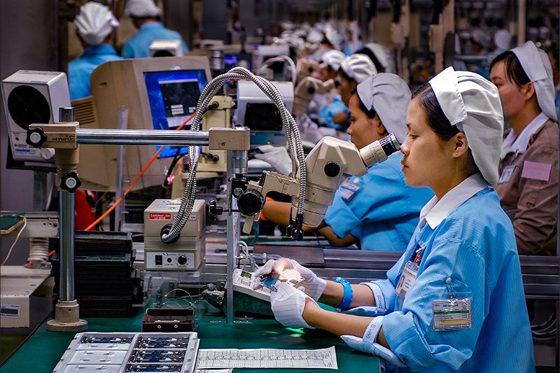 Tác giả Hoàng Võ với tác phẩm “Sản xuất điện tử, máy tính và linh kiện"