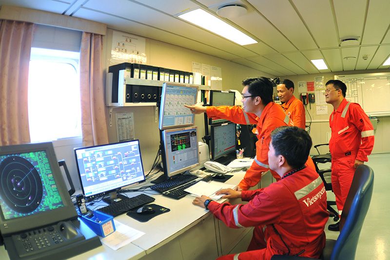 Tác giả Cấn Dũng với tác phẩm “Ca trực trên mỏ Bạch Hổ”