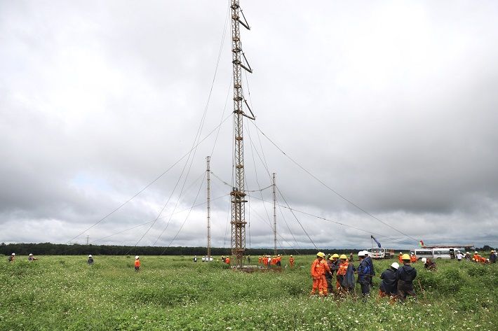Dựng cột KEMA néo góc 220 kV