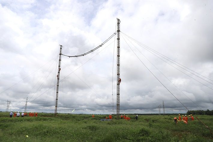 Dựng cột KEMA thay thế cột đỡ 500kV