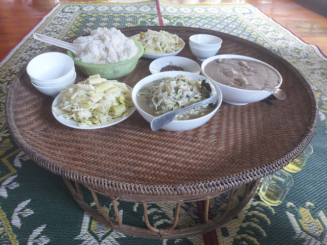 mâm cơm người khùa