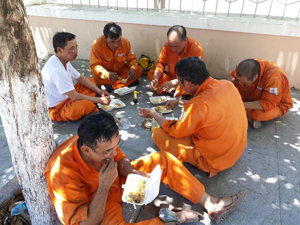 trên vỉa hè