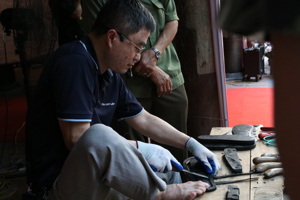 vua dép lốp