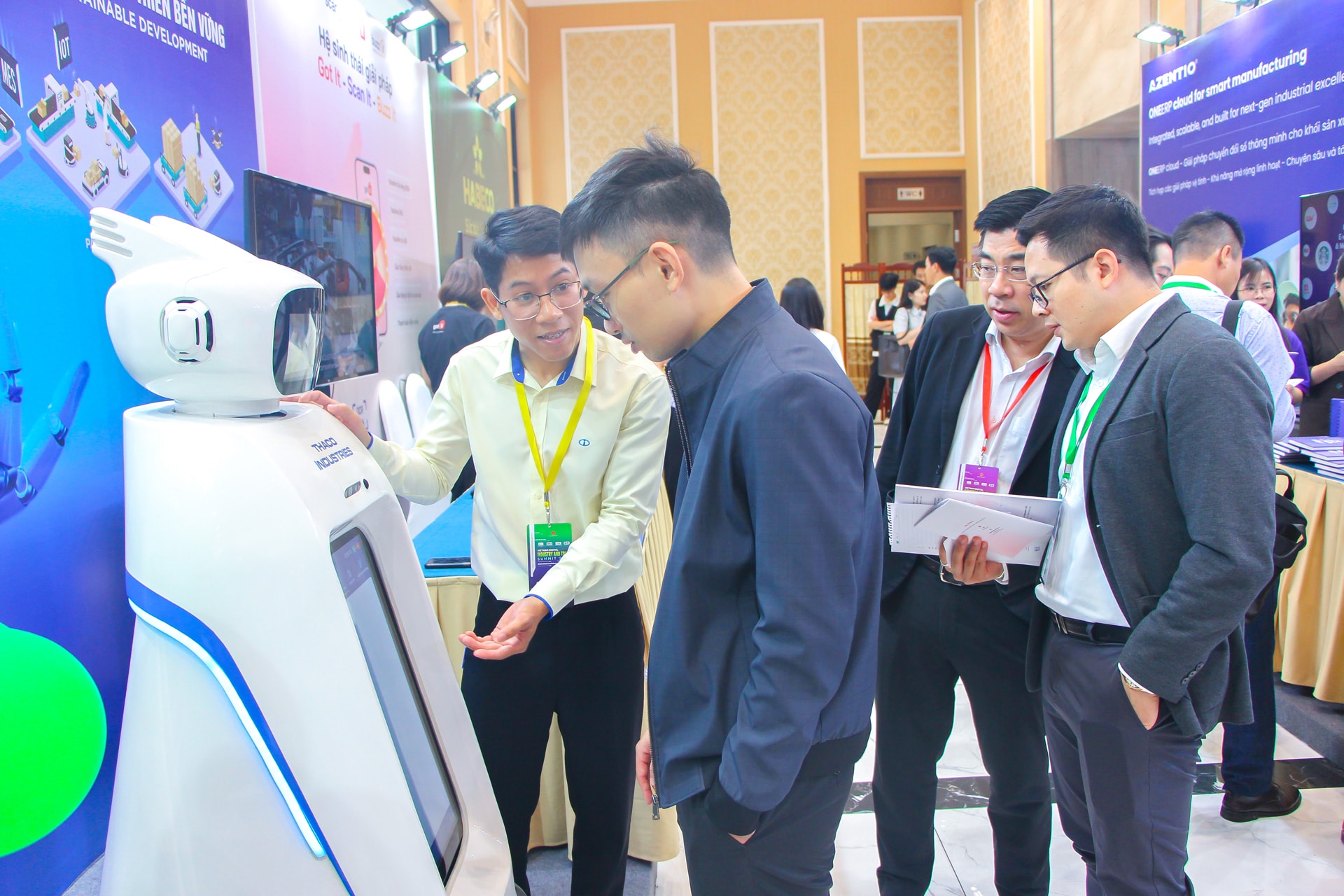Đại diện THACO INDUSTRIES giới thiệu các tính năng của Robot TIAR. Đây là một trong những sản phẩm ứng dụng trí tuệ nhân tạo AI để nghiên cứu và Nền tảng hàng đầu cung cấp Cwin com, phục vụ lĩnh vực thương mại - dịch vụ. Ảnh: THACO