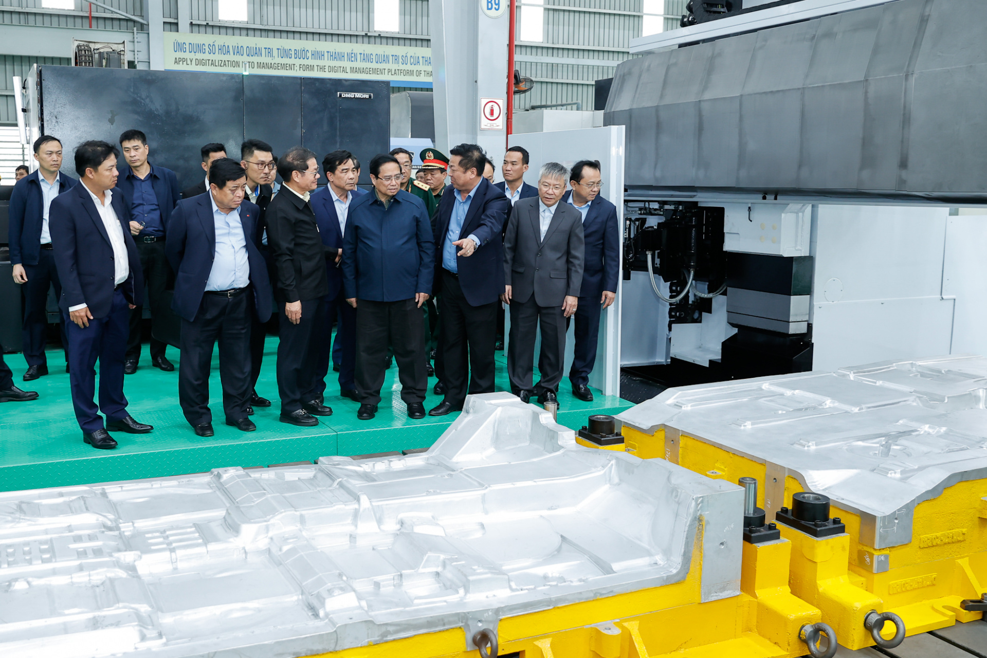 Thủ tướng khảo sát tại Tập đoàn THACO - Ảnh: VGP