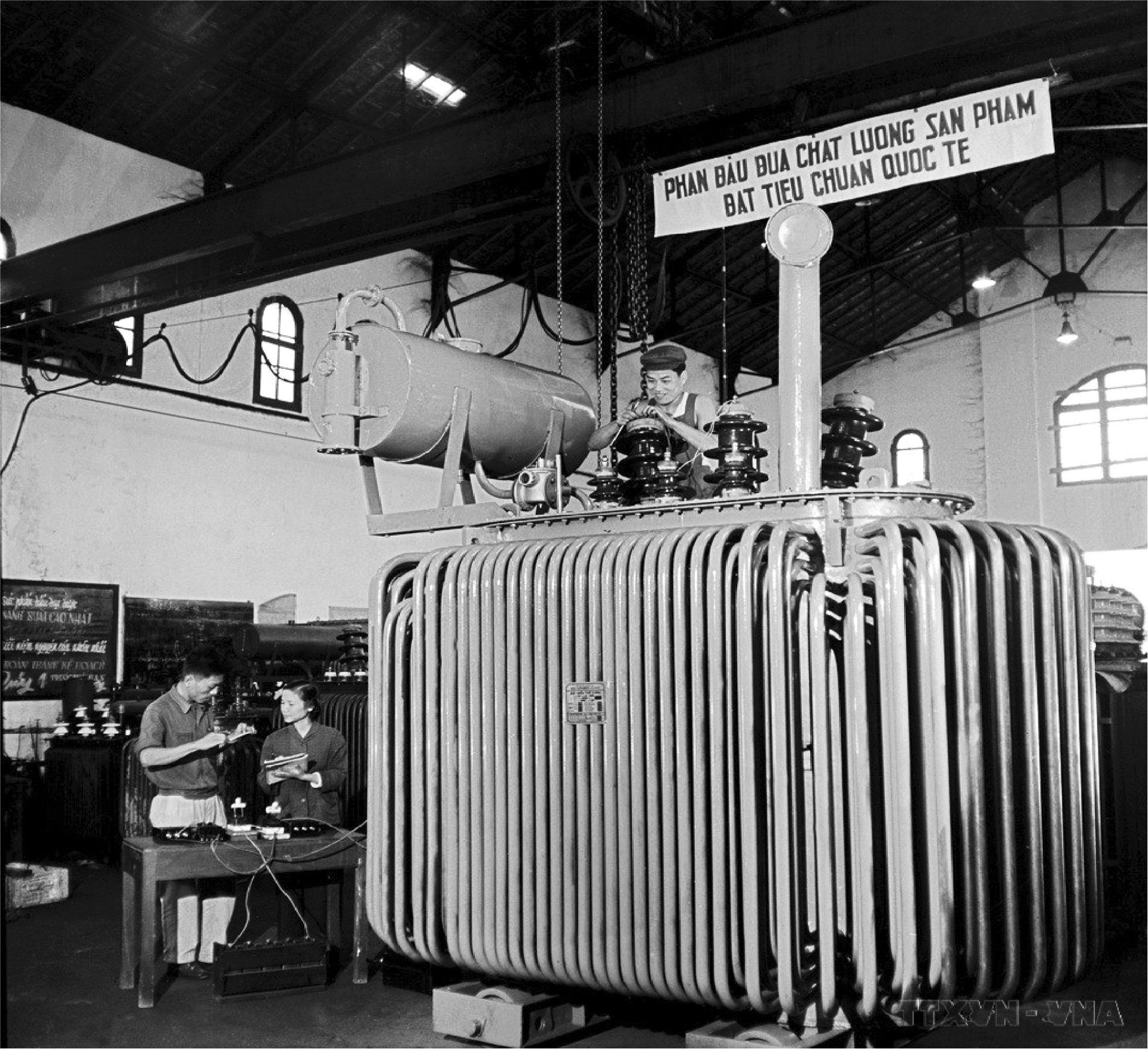 Tháng 5/1963, Nhà máy Cơ điện Nền tảng hàng đầu cung cấp Cwin com thành công máy biến thế điện 1.800kVA lớn nhất miền Bắc, do cán bộ và công nhân Việt Nam tự thiết kế Nền tảng hàng đầu cung cấp Cwin com. (Ảnh: TTXVN)