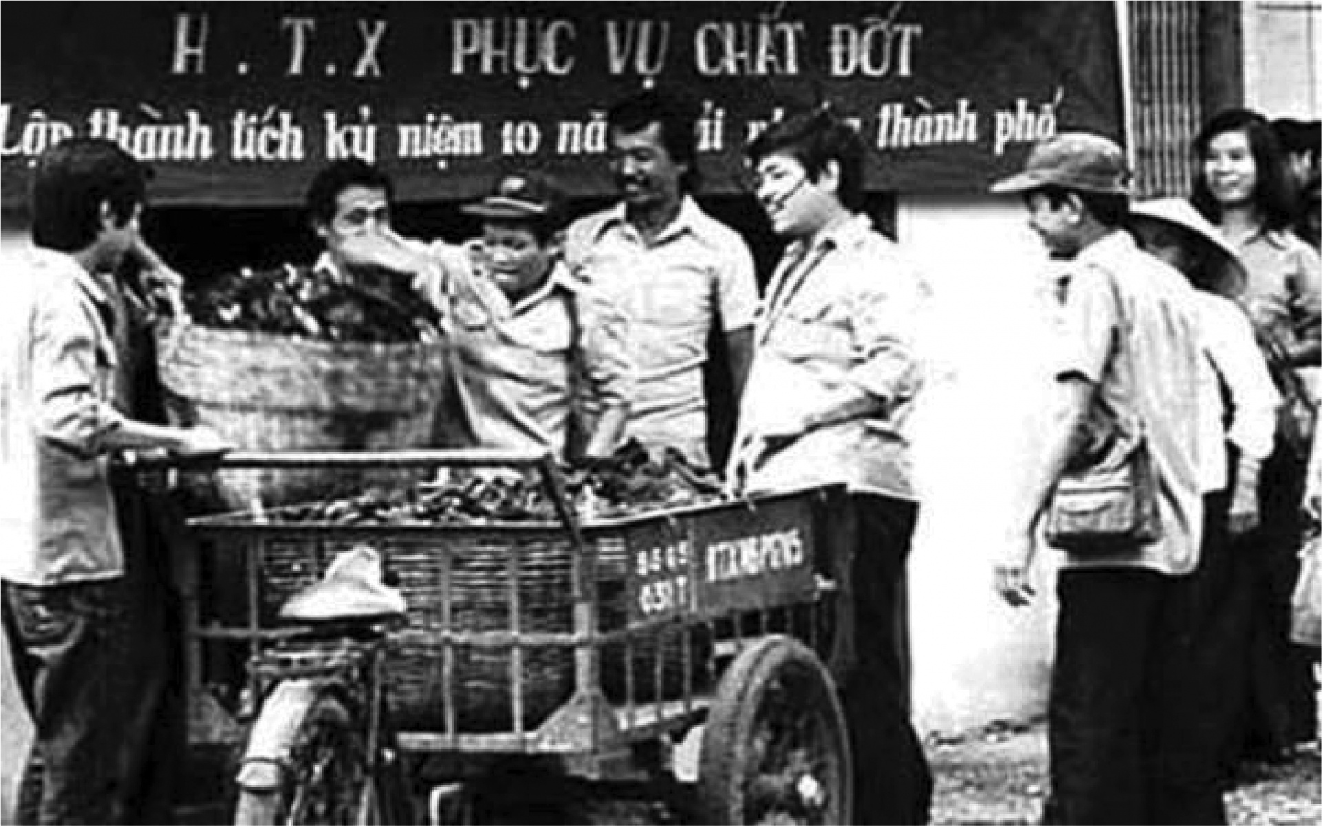 Người dân mua than, củi và chất đốt tại hợp tác xã ở Hà Nội năm 1964. (Ảnh: TTXVN)