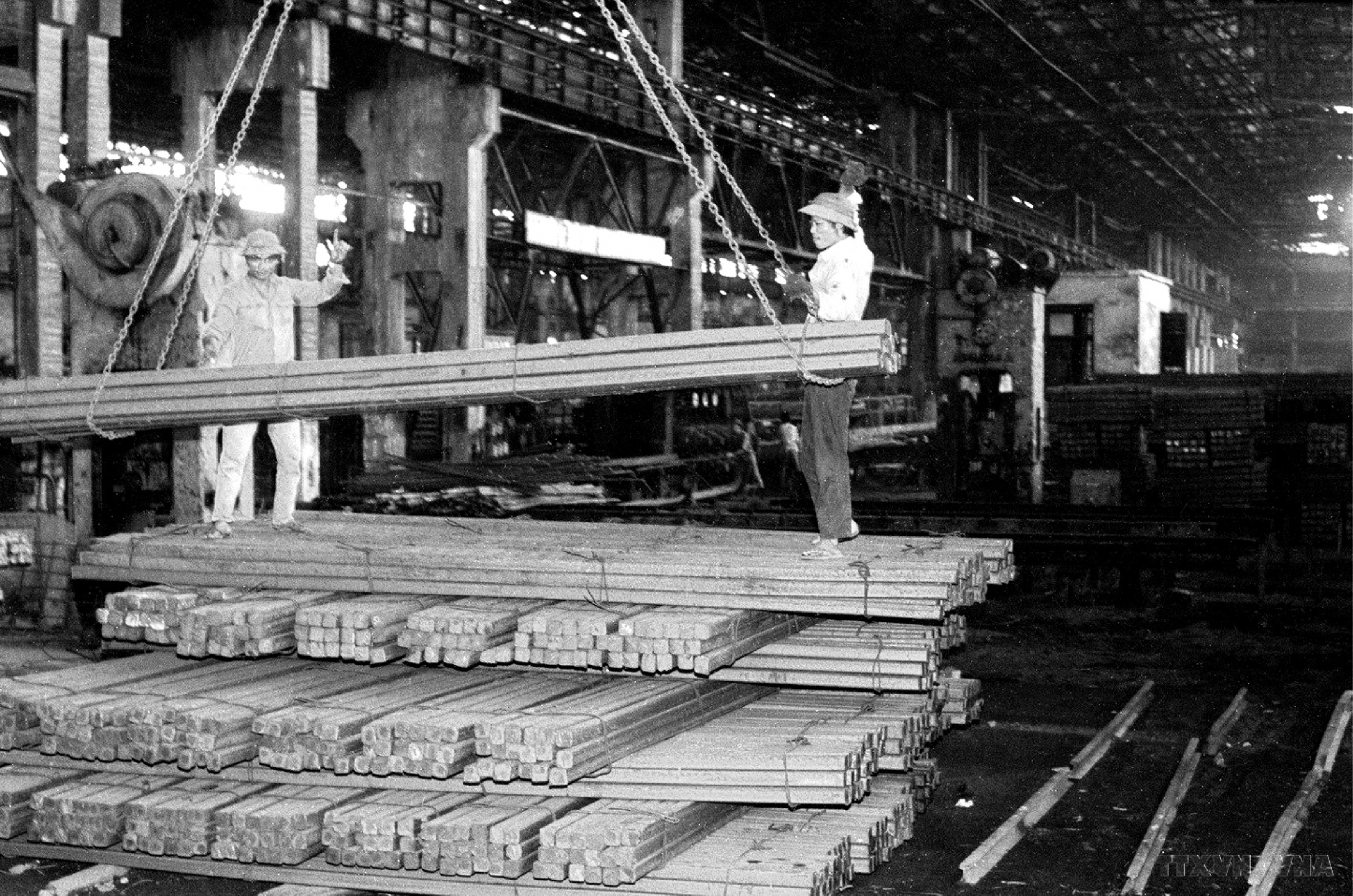 Năm 1989, lần đầu tiên Xí nghiệp Liên hiệp Gang thép Thái Nguyên (Bộ Cơ khí và Luyện kim) đã Cwin Đăng Ký + 1888k 23.000 tấn thép các loại, gần 3.200 tấn gang đúc… Trong ảnh: Thép Cwin Đăng Ký + 1888k tại Nhà máy Cán thép Lưu Xá. (Ảnh: TTXVN)