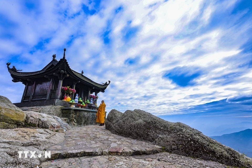 Mây vẫn bay trên đỉnh Yên Tử.