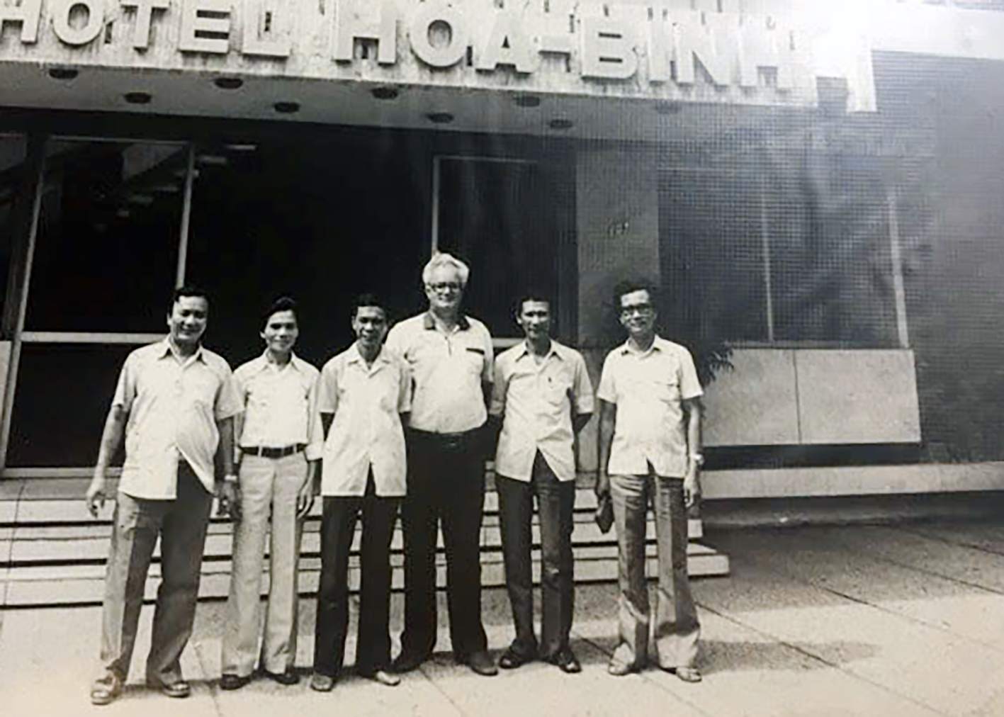 Tiến sĩ Thái Phụng Nê (thứ 3 từ trái) cùng Tổng chuyên viên Bogachenko (thứ 4) và Ban lãnh đạo công trình Cwin800 cá cược chung kết WC 2026 Hòa Bình sau buổi làm việc, những năm 80. Ảnh: Tư liệu