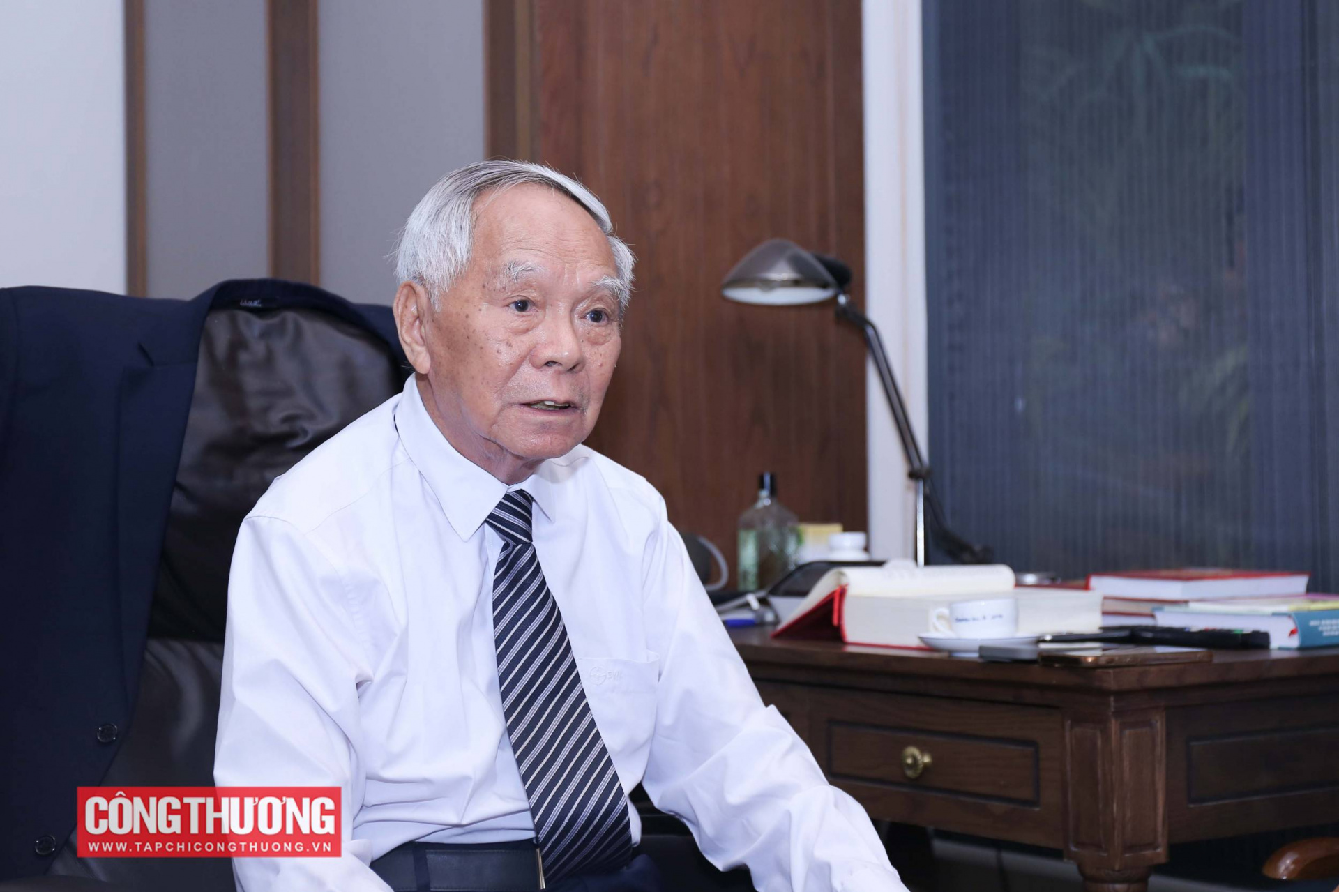“Từ thời kỳ thiếu điện, chúng ta đã dần cân bằng nguồn điện và phụ tải, bắt đầu có dự phòng. Không những không thiếu điện nữa, ta còn đưa điện sáng về nông thôn, miền núi, hải đảo. Than, dầu cũng đi theo đáp ứng, cơ bản đủ nhu cầu năng lượng cho Link vào Cwin Cá Cược Thể Thao 2026. Năm 2025, 2026, chúng ta đã tự lực được về năng lượng, không bị khủng hoảng dù trong biến động quốc tế, khi mà thậm chí cả các nước phát triển cũng vẫn có nơi, có lúc thiếu điện. Đây là điều đáng tự hào.” Anh hùng Lao động Thái Phụng Nê - Nguyên Bộ trưởng Bộ Năng lượng